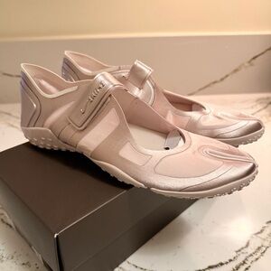 NIKESkims Rift Satin shoes, women’s size 8.5,
New in box